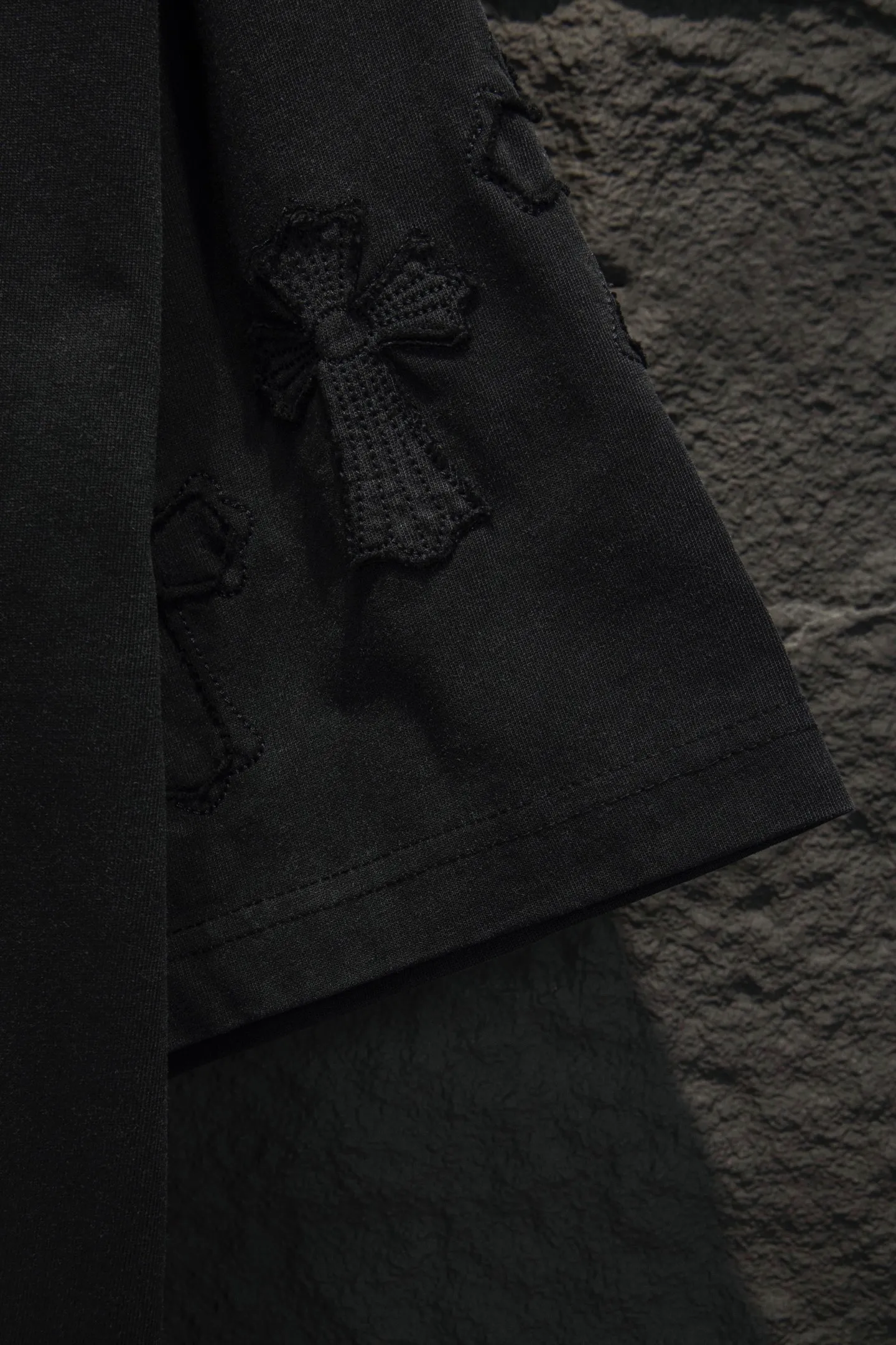 P200 🆕Chrome Hearts os version is really charming and Chrome Hearts is really a must-have. Each season's new version is made to the extreme. It is very practical and can be worn casually. Nice✔️ - ⚠️100% cotton. Made of 32-count double yarn, 260-gram weight fabric and imported knitted carded cotton. The thickness is moderate, drapey and contoured, and the upper body is comfortable! ! It is very tolerant to fat body types and can instantly lose five pounds after wearing it!  Front panel #Back panel Simple elements# The English letters are arranged artistically. Imported Tajima high-density heavy-duty embroidery technology. The font is three-dimensional and full. The letters are embroidered by imported machines after adjusting according to the original details. The thickness is moderate. The hardware is imported hardware accessories. The body is washed, fried and frayed, and hand-made elements are added, which greatly increases the interest of the clothing; unique visual effects. The special fraying effect creates a unique distressed effect. The addition of handmade elements to the body greatly increases the interest of the clothing; it has a unique visual effect. After special fraying effect treatment, a unique distressed effect is formed. An irregular hem is added to the version. This year, Crow Heart is focusing on the version. In the past two years, the oversize version has become the focus of the trend. It has also been a popular staple in the past two years. The change of designers has made this brand an instant hit. The progressive fashion of the times also needs the blood impact of fresh elements and trendy designs in order to continue its glory! It’s stylish both inside and outside, a must-have for high street travel! An absolute "eye-catching style" that can match couples 💏 Color: washed black, fried gray Size: S M L XL